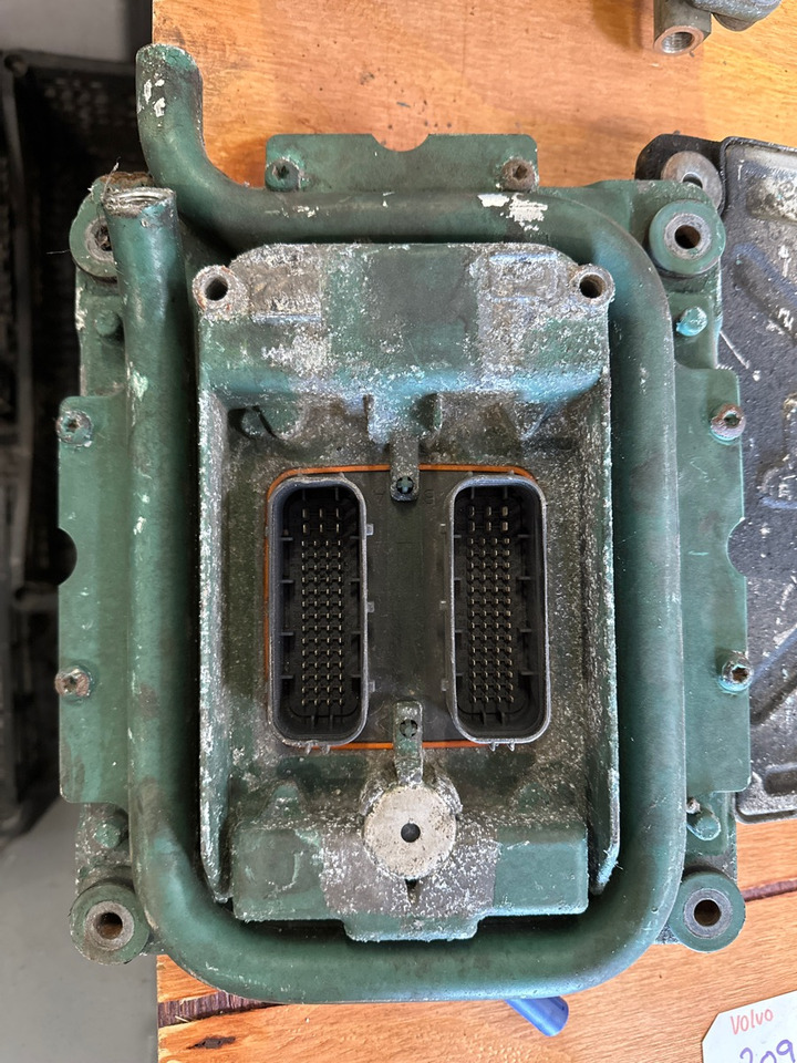 VOLVO ECU 20977019 PO3 - Bloc de gestion pour Camion: photos 2 VOLVO ECU 20977019 PO3 - Bloc de gestion pour Camion: photos 2