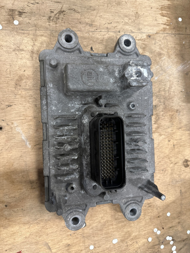 VOLVO ECU 21870075 P03 - Système électrique pour Camion: photos 2 VOLVO ECU 21870075 P03 - Système électrique pour Camion: photos 2