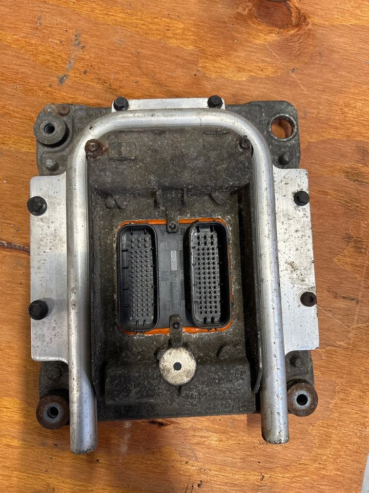 VOLVO ECU 60100007 PO3 - Bloc de gestion pour Camion: photos 2 VOLVO ECU 60100007 PO3 - Bloc de gestion pour Camion: photos 2