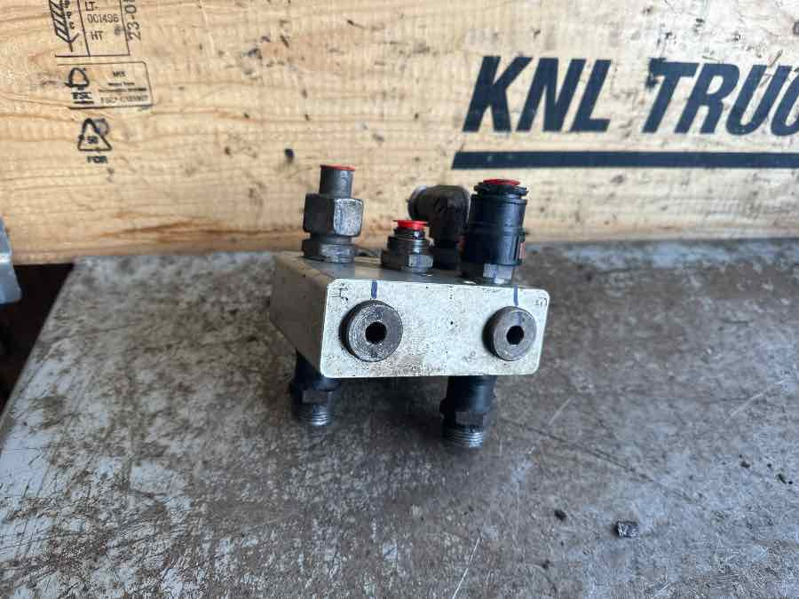 VOLVO HYDRAULIC VALVE 2145813 - Hydraulique pour Camion: photos 3 VOLVO HYDRAULIC VALVE 2145813 - Hydraulique pour Camion: photos 3