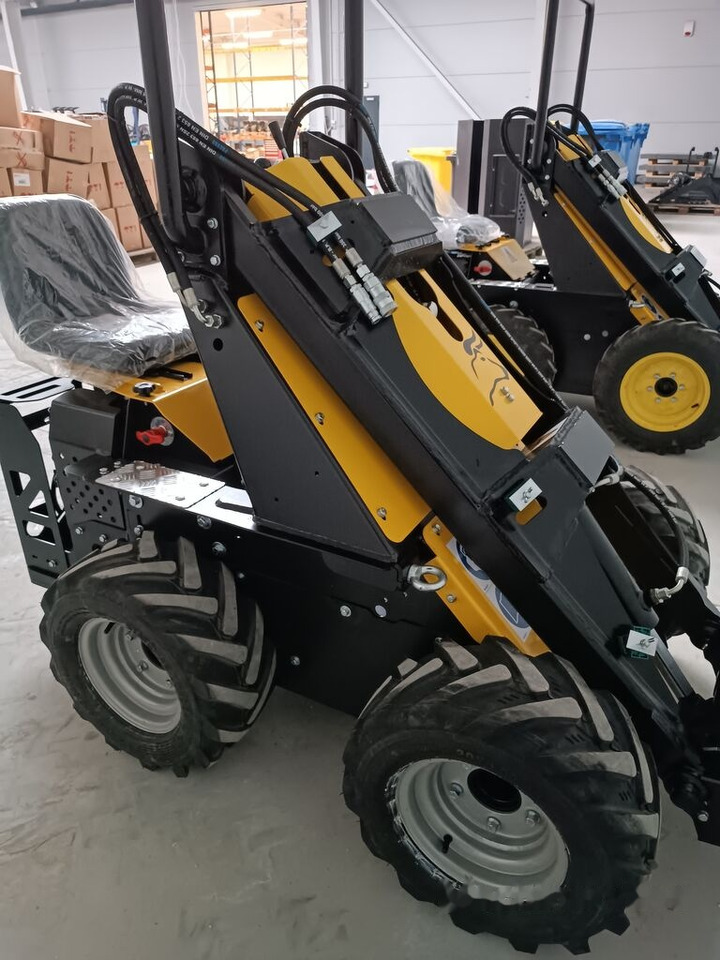 Tur Poland Radlader Mini loader Mini Hoflader N 520 - Mini chargeuse: photos 3 Tur Poland Radlader Mini loader Mini Hoflader N 520 - Mini chargeuse: photos 3