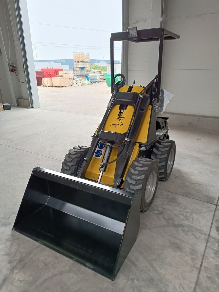 Tur Poland Radlader Mini loader Mini Hoflader N 520 - Mini chargeuse: photos 2 Tur Poland Radlader Mini loader Mini Hoflader N 520 - Mini chargeuse: photos 2