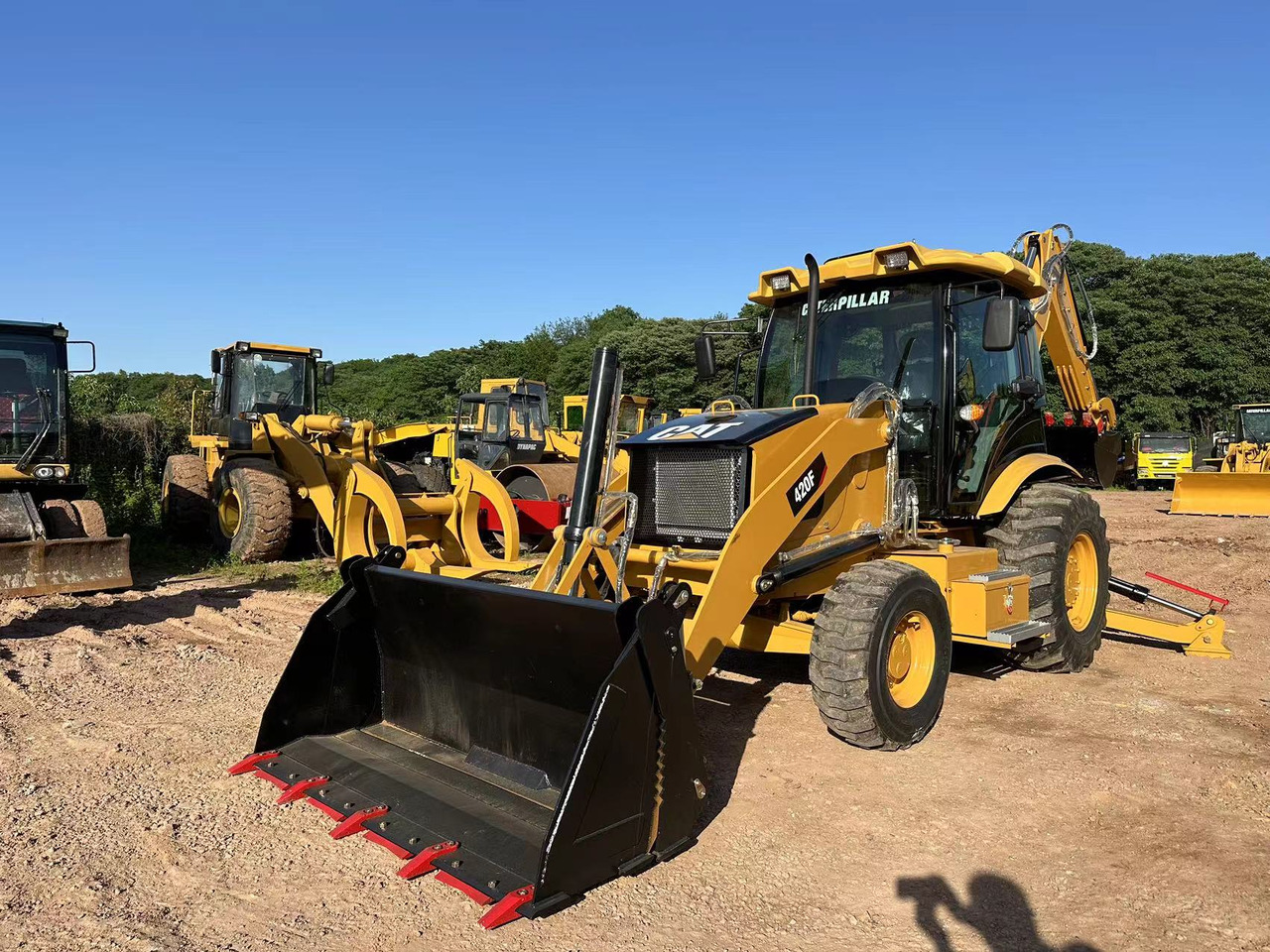 CATERPILLAR 420F2 - Tractopelle: photos 1 CATERPILLAR 420F2 - Tractopelle: photos 1