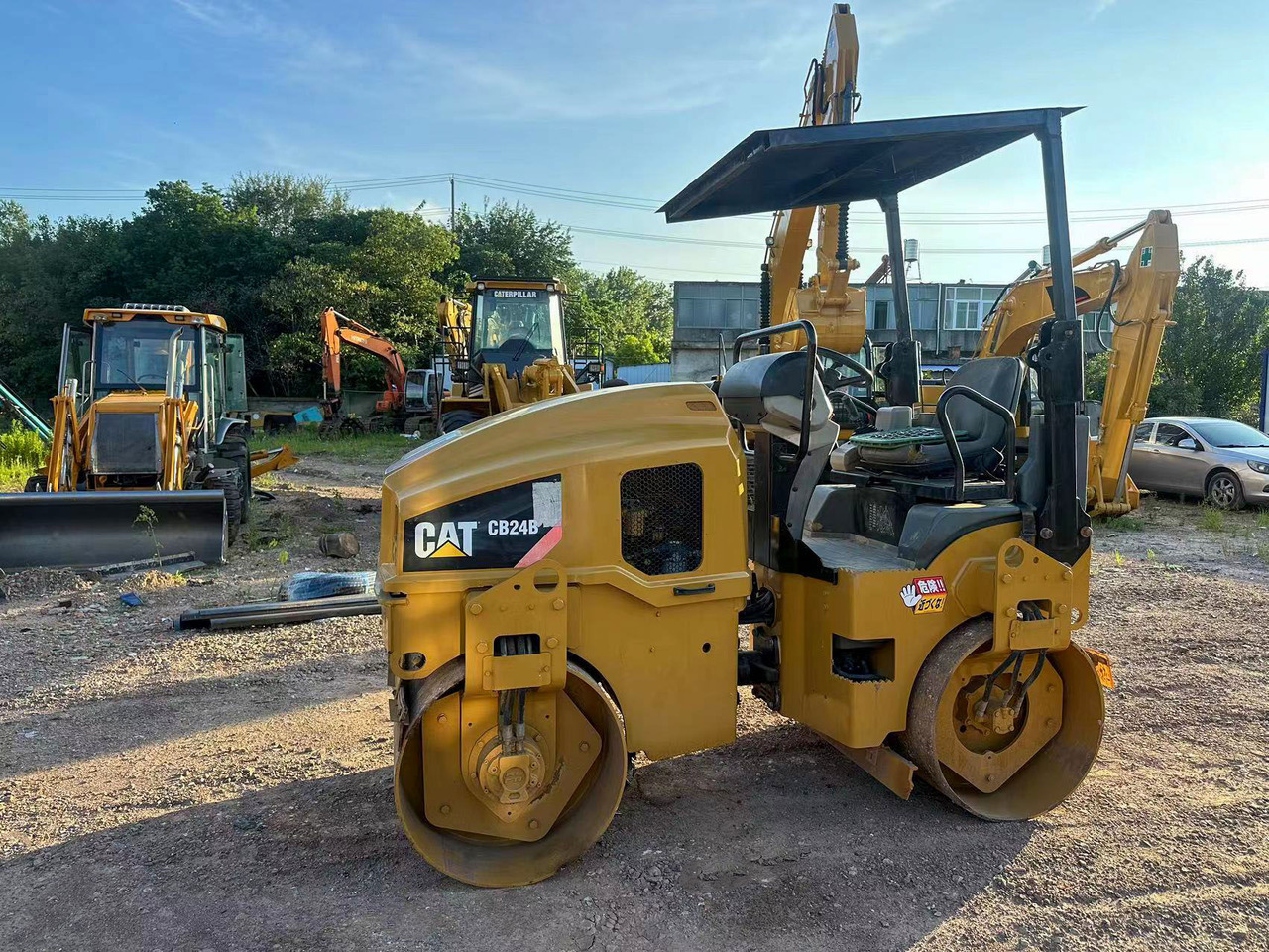 CATERPILLAR CB24B - Compacteur: photos 1 CATERPILLAR CB24B - Compacteur: photos 1