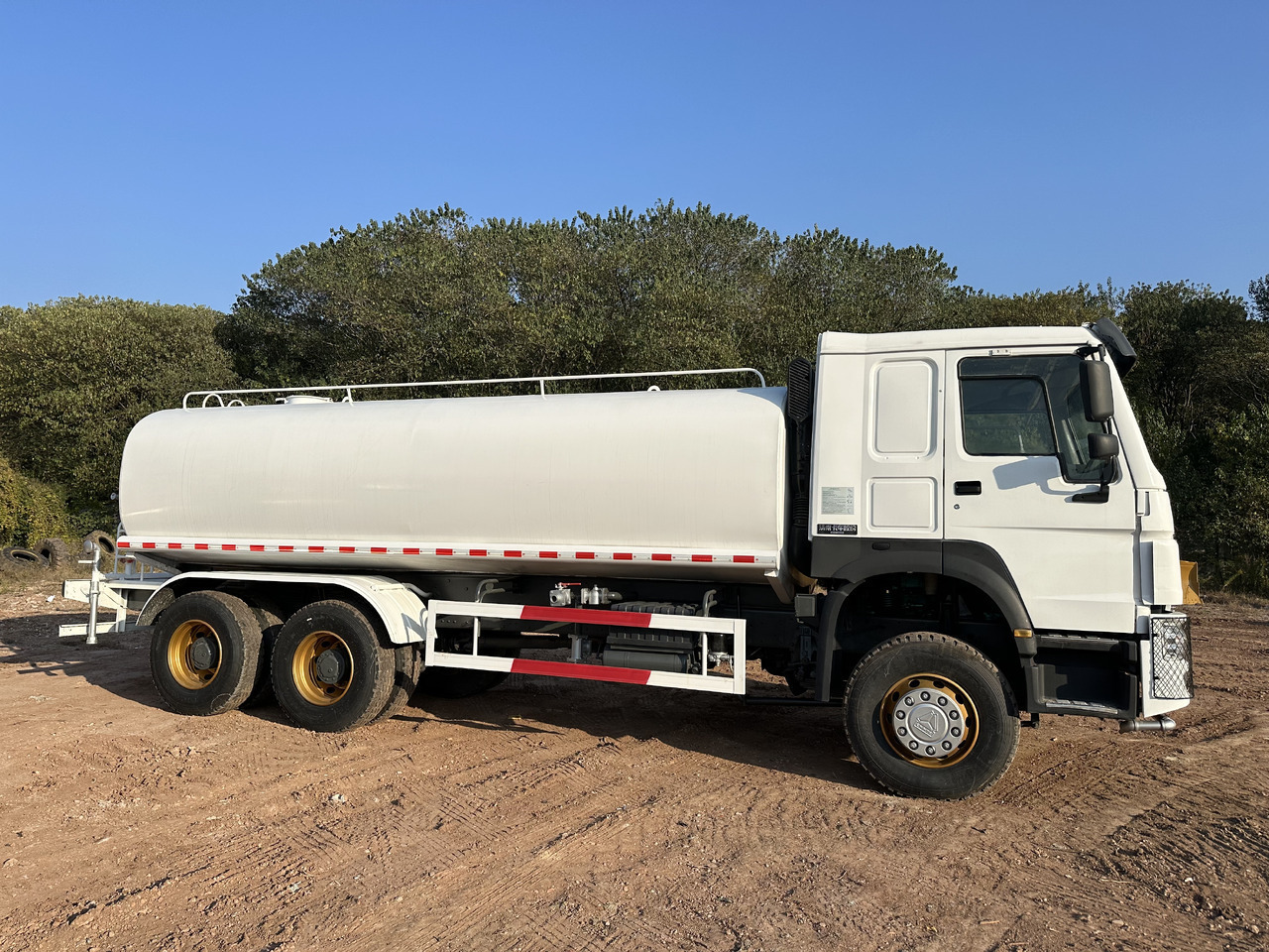 SINOTRUK HOWO 371 Water Tanker Truck - Camion citerne: photos 4 SINOTRUK HOWO 371 Water Tanker Truck - Camion citerne: photos 4