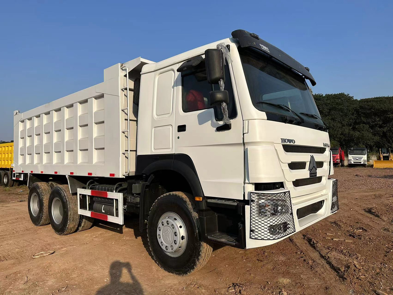 SINOTRUK HOWO 371hp 6x4 - Camion benne: photos 2 SINOTRUK HOWO 371hp 6x4 - Camion benne: photos 2
