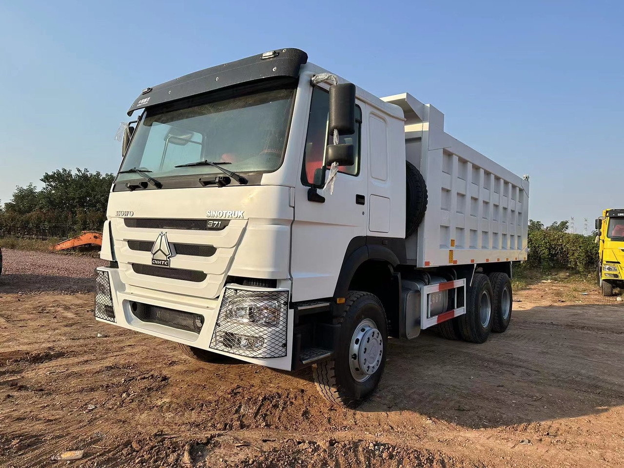 SINOTRUK HOWO 371hp 6x4 - Camion benne: photos 1 SINOTRUK HOWO 371hp 6x4 - Camion benne: photos 1