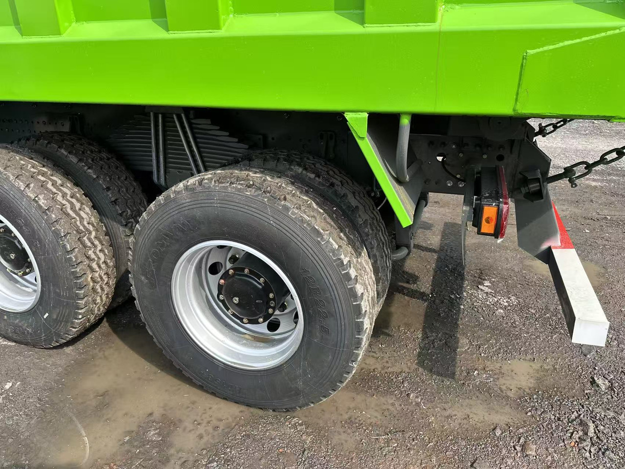 Camion benne pour transport de matériaux granulaires SINOTRUK HOWO 420HP 8X4 Tipper Truck: photos 8 Camion benne pour transport de matériaux granulaires SINOTRUK HOWO 420HP 8X4 Tipper Truck: photos 8