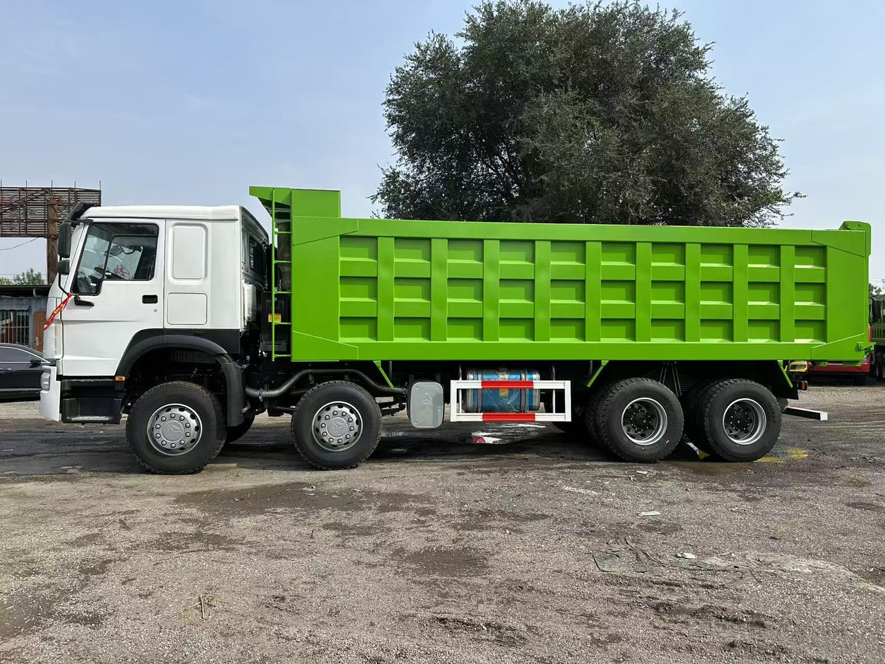 Camion benne pour transport de matériaux granulaires SINOTRUK HOWO 420HP 8X4 Tipper Truck: photos 6 Camion benne pour transport de matériaux granulaires SINOTRUK HOWO 420HP 8X4 Tipper Truck: photos 6