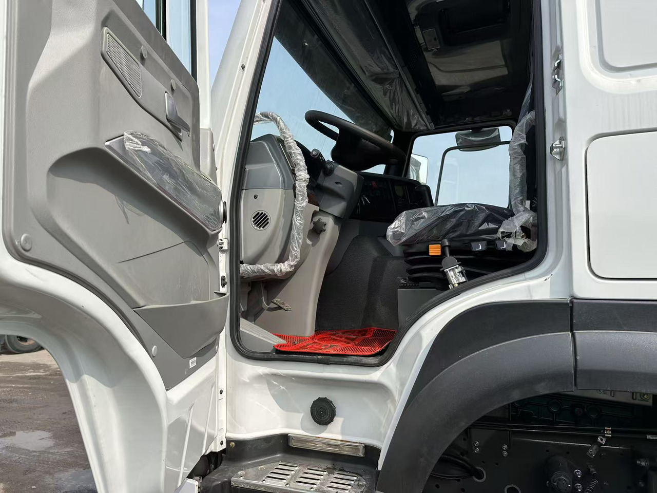 Camion benne pour transport de matériaux granulaires SINOTRUK HOWO 420HP 8X4 Tipper Truck: photos 9 Camion benne pour transport de matériaux granulaires SINOTRUK HOWO 420HP 8X4 Tipper Truck: photos 9