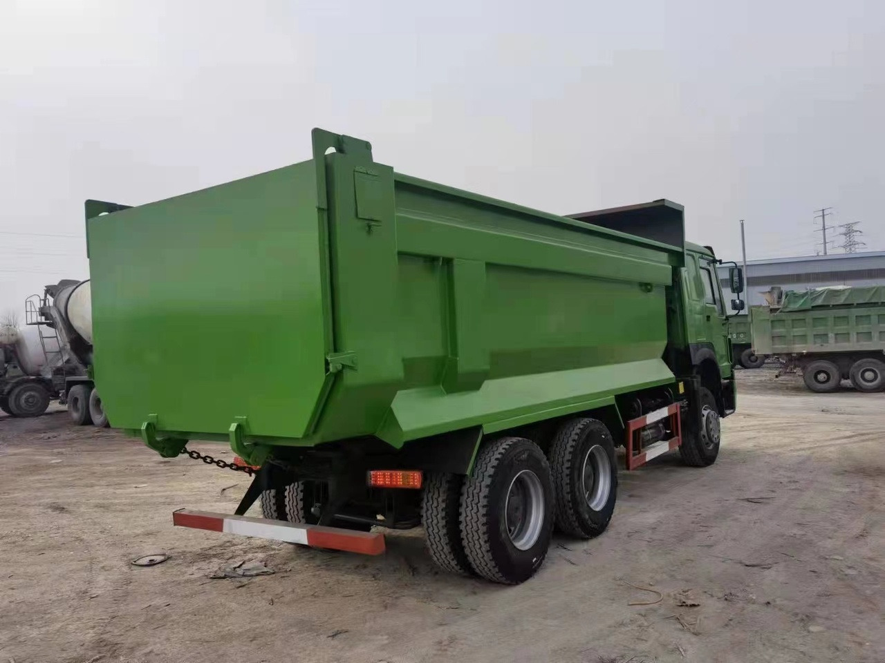 SINOTRUK Howo Dump truck 371hp - Camion benne: photos 5 SINOTRUK Howo Dump truck 371hp - Camion benne: photos 5