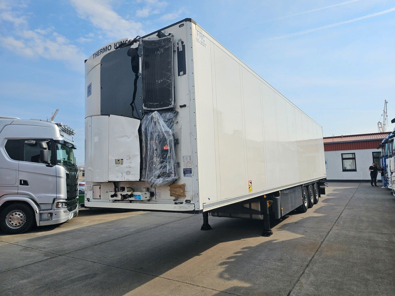 Schmitz Cargobull NKS * DOPPELST. * UNFALL * THERMOK. * LIFT * - Semi-remorque frigorifique: photos 3 Schmitz Cargobull NKS * DOPPELST. * UNFALL * THERMOK. * LIFT * - Semi-remorque frigorifique: photos 3