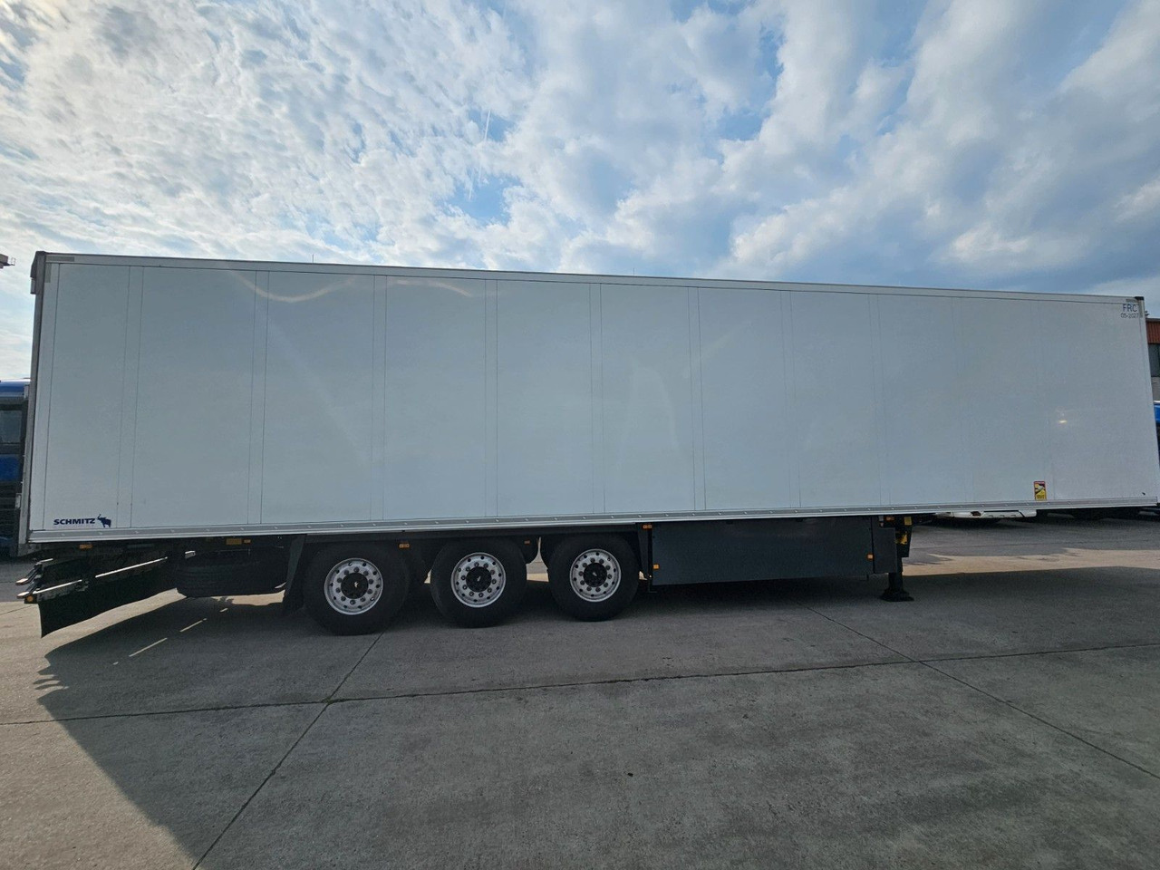 Schmitz Cargobull NKS * DOPPELST. * UNFALL * THERMOK. * LIFT * - Semi-remorque frigorifique: photos 4 Schmitz Cargobull NKS * DOPPELST. * UNFALL * THERMOK. * LIFT * - Semi-remorque frigorifique: photos 4