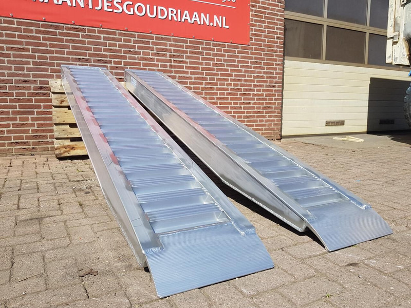 Oprijplanken 3000x450 mm - Rampe de chargement: photos 5 Oprijplanken 3000x450 mm - Rampe de chargement: photos 5