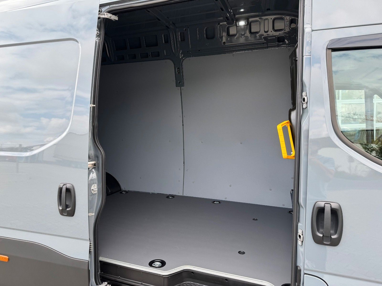 Iveco Daily 70C21 3.0L *L4*H3*Automatik*LED*Luft* 2x - Fourgon utilitaire: photos 3 Iveco Daily 70C21 3.0L *L4*H3*Automatik*LED*Luft* 2x - Fourgon utilitaire: photos 3