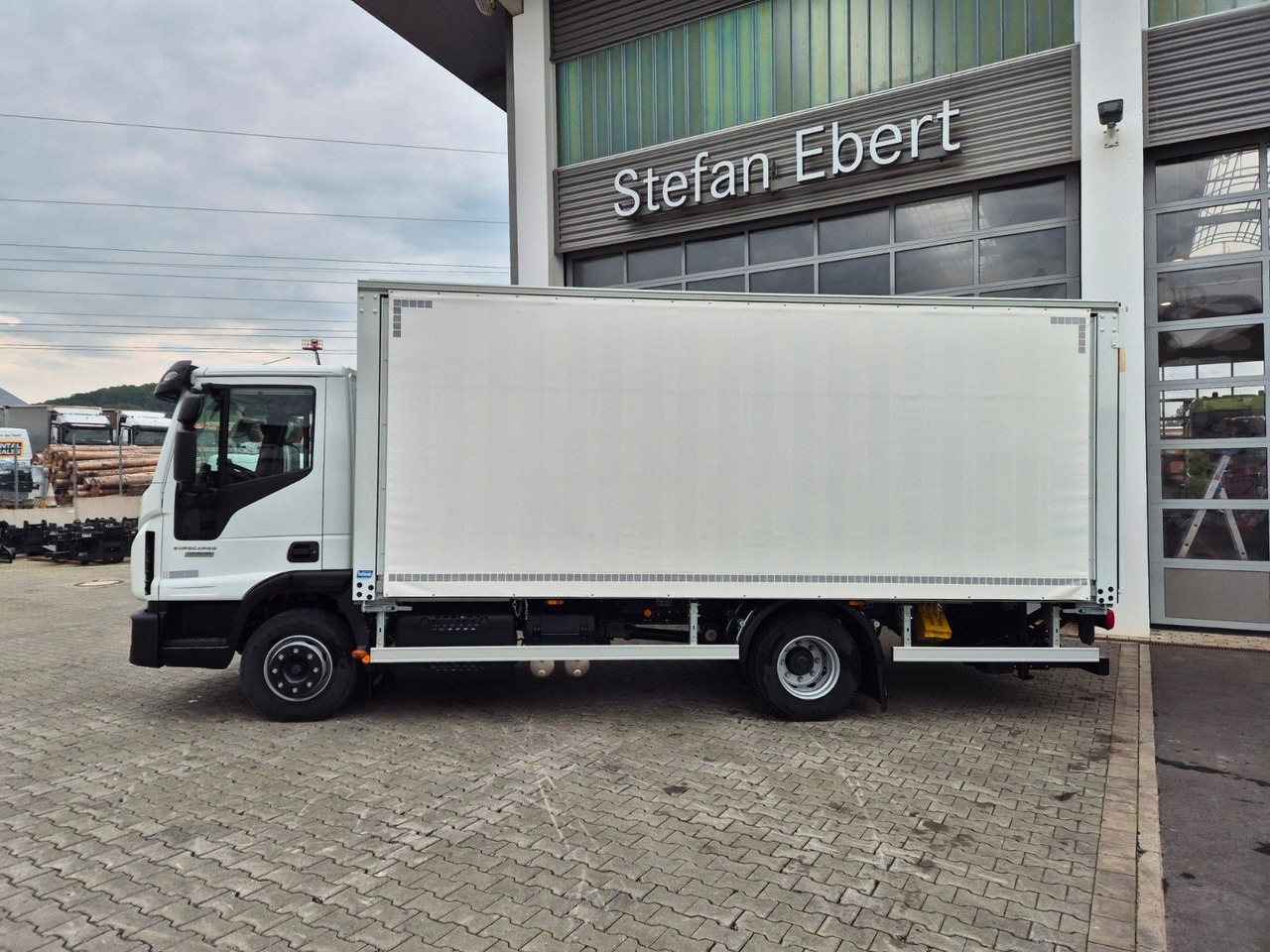 Iveco Eurocargo ML120EL25/P Böse Schiebeplanen LBW AHK - Camion pour le transport de boissons: photos 5 Iveco Eurocargo ML120EL25/P Böse Schiebeplanen LBW AHK - Camion pour le transport de boissons: photos 5