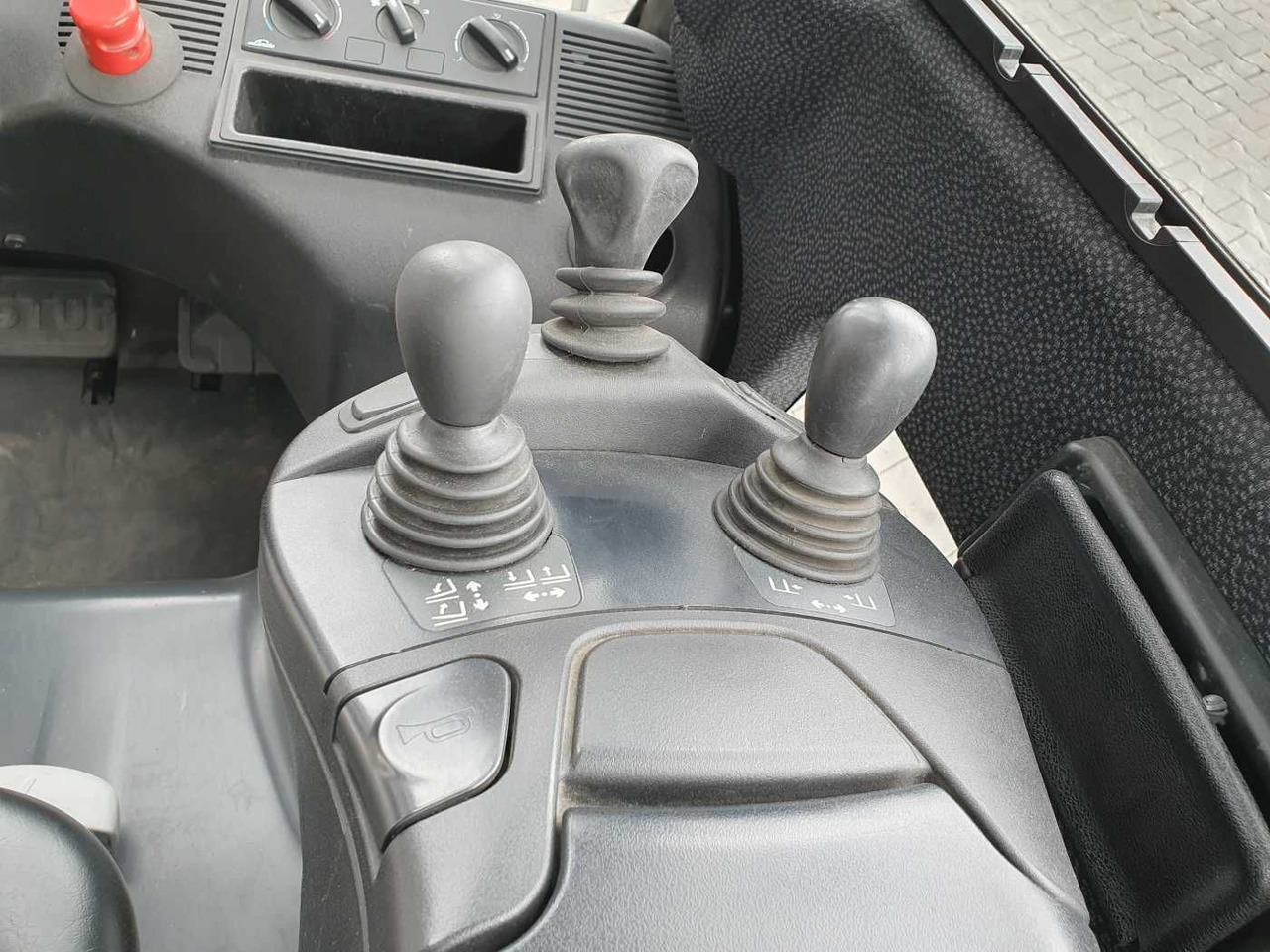 Chariot élévateur électrique Linde E14 - 02 / Triplex: 4.00m! / SS / nur 2.119h!: photos 12 Chariot élévateur électrique Linde E14 - 02 / Triplex: 4.00m! / SS / nur 2.119h!: photos 12