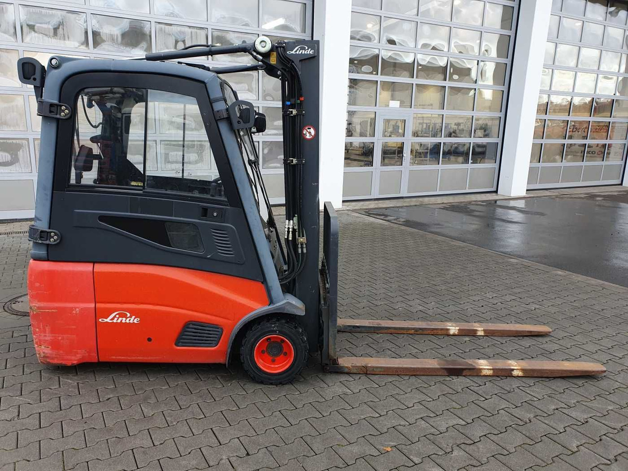 Linde E18 - 01 / Triplex: 4.50m! / SS / nur 5.672h! - Chariot élévateur électrique: photos 3 Linde E18 - 01 / Triplex: 4.50m! / SS / nur 5.672h! - Chariot élévateur électrique: photos 3
