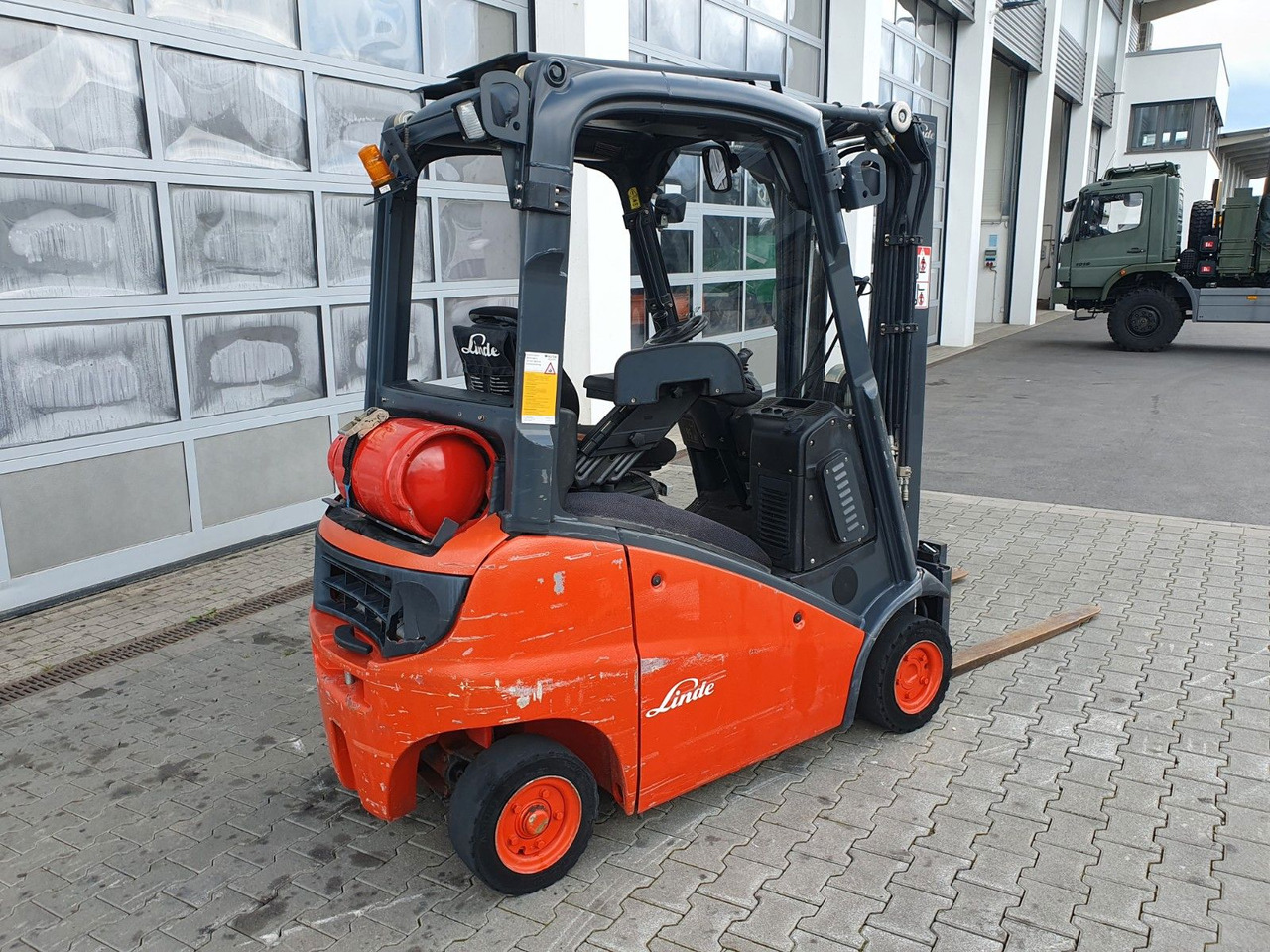 Linde H16 T-01 / 4,6m / nur: 3.260h / Gas / SS - Chariot élévateur: photos 3 Linde H16 T-01 / 4,6m / nur: 3.260h / Gas / SS - Chariot élévateur: photos 3