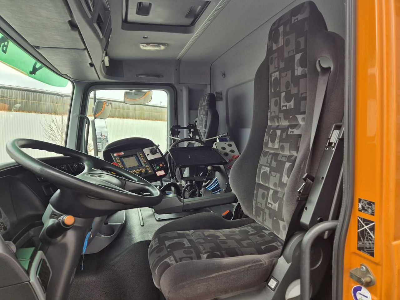 Balayeuse de voirie Mercedes-Benz Actros 2032 A 4x4 Bucher STKF 9500 Airport 30x: photos 10