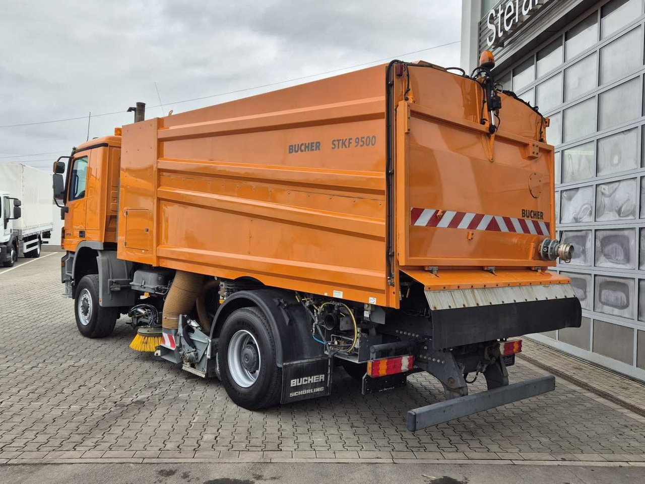 Balayeuse de voirie Mercedes-Benz Actros 2032 A 4x4 Bucher STKF 9500 Airport 30x: photos 15