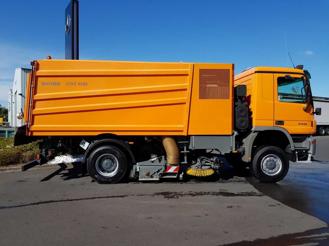 Balayeuse de voirie Mercedes-Benz Actros 2032 A 4x4 Bucher STKF 9500 Airport: photos 6