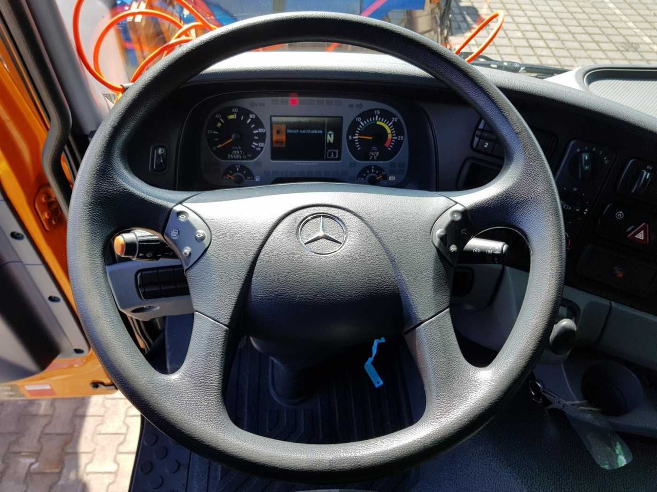Balayeuse de voirie Mercedes-Benz Actros 2032 A 4x4 Bucher STKF 9500 Airport: photos 14