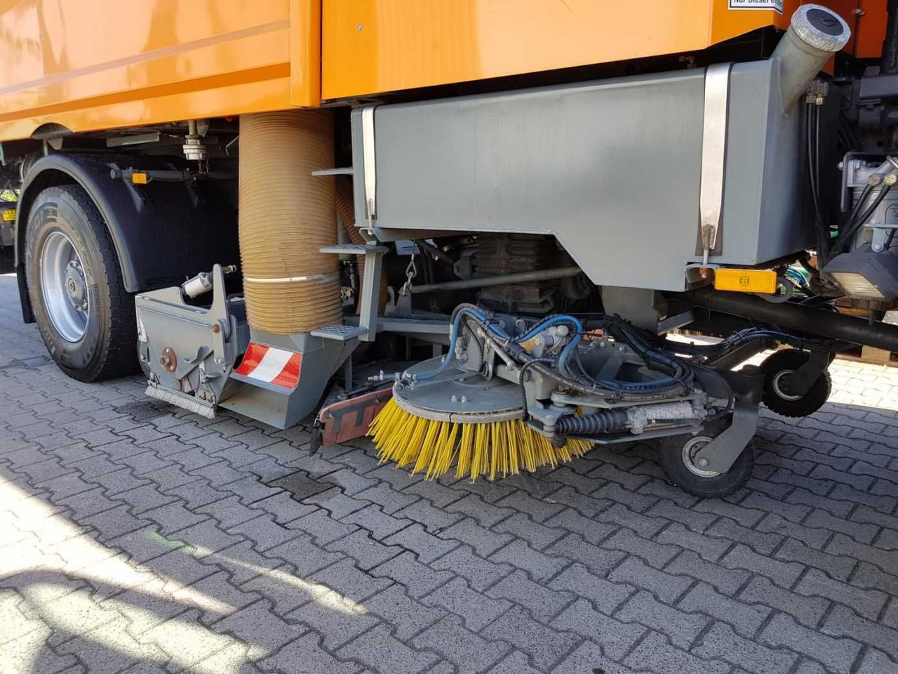 Balayeuse de voirie Mercedes-Benz Actros 2032 A 4x4 Bucher STKF 9500 Airport: photos 9