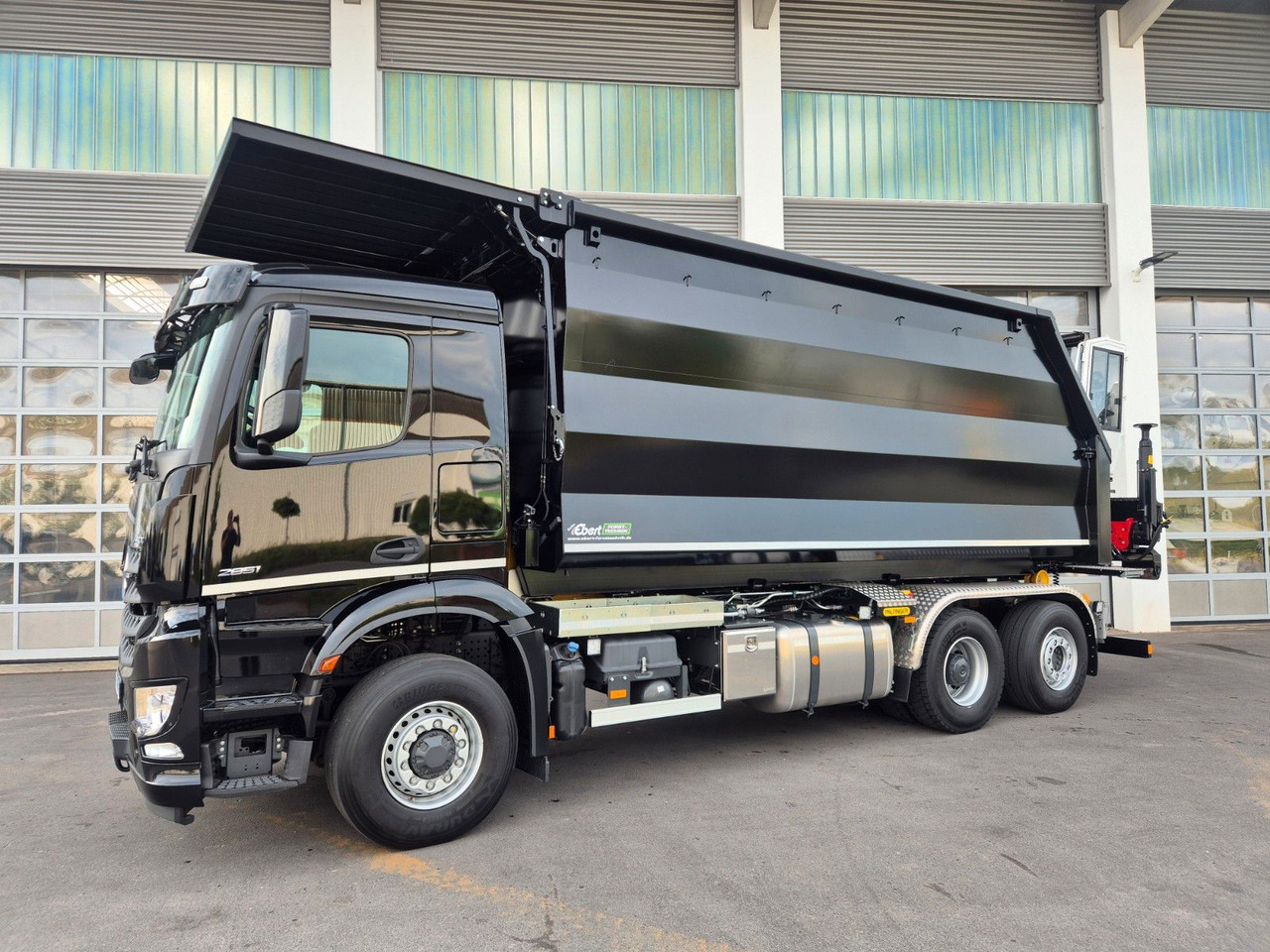 Mercedes-Benz Arocs 2751 6x2 HAD / Abroller EBERT Fällbox Q150 Mercedes-Benz Arocs 2751 6x2 HAD/ Abroller EBERT Forstbox Q150 - Camion ampliroll: photos 2 Mercedes-Benz Arocs 2751 6x2 HAD / Abroller EBERT Fällbox Q150 Mercedes-Benz Arocs 2751 6x2 HAD/ Abroller EBERT Forstbox Q150 - Camion ampliroll: photos 2
