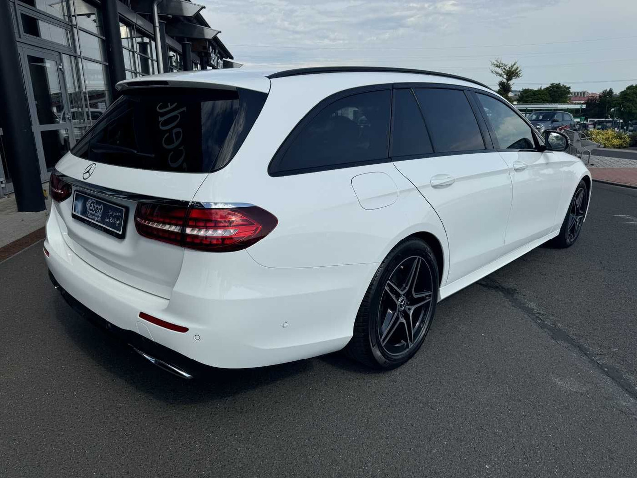 Mercedes-Benz E 220d T AMG+Pano+AHK+Night+TotW+ RKamera+Ambien - Voiture: photos 4 Mercedes-Benz E 220d T AMG+Pano+AHK+Night+TotW+ RKamera+Ambien - Voiture: photos 4