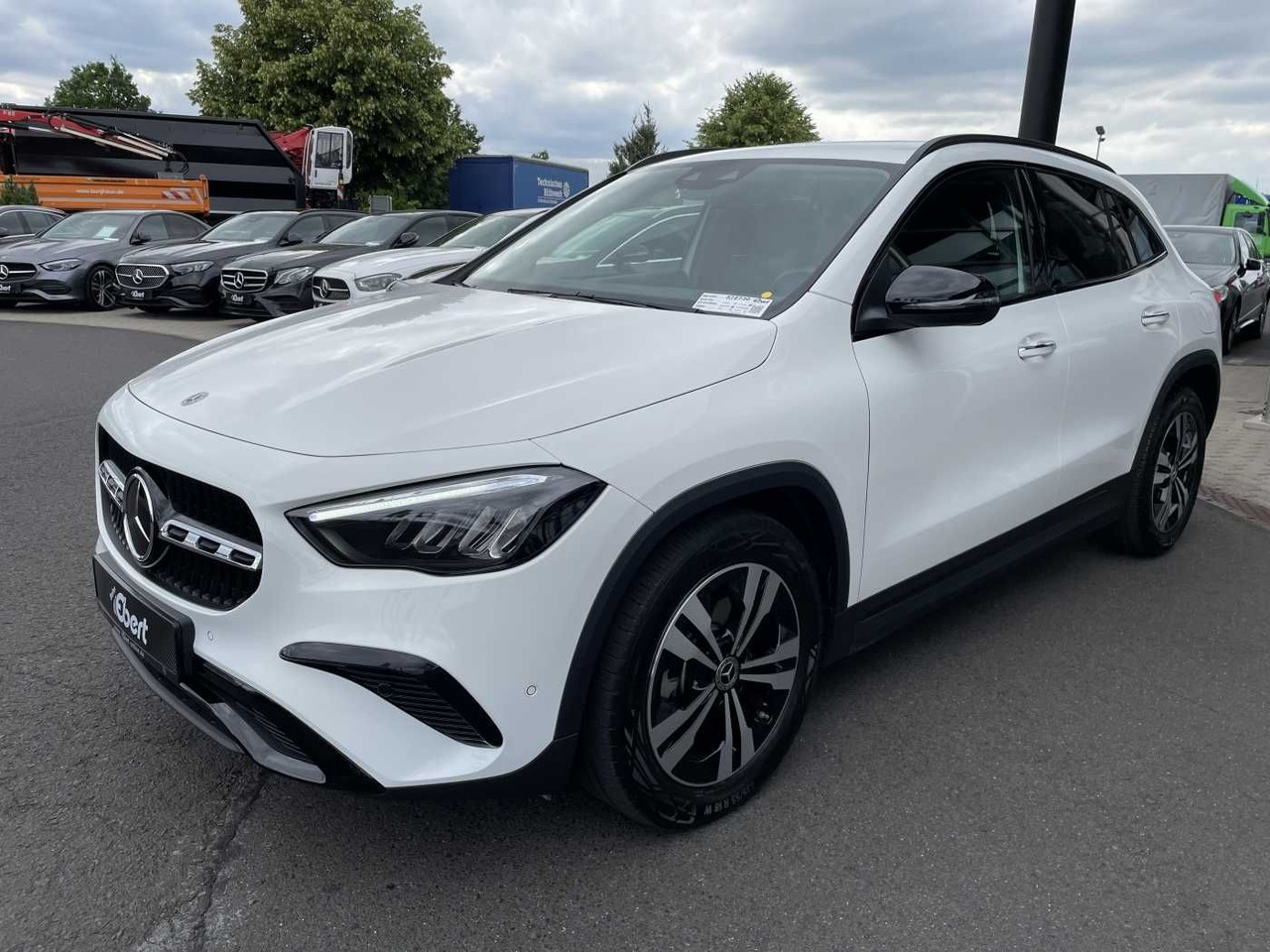 Mercedes-Benz GLA 220 4M 8G Progressive R-Kamera +Distr+Ambien - SUV: photos 2 Mercedes-Benz GLA 220 4M 8G Progressive R-Kamera +Distr+Ambien - SUV: photos 2