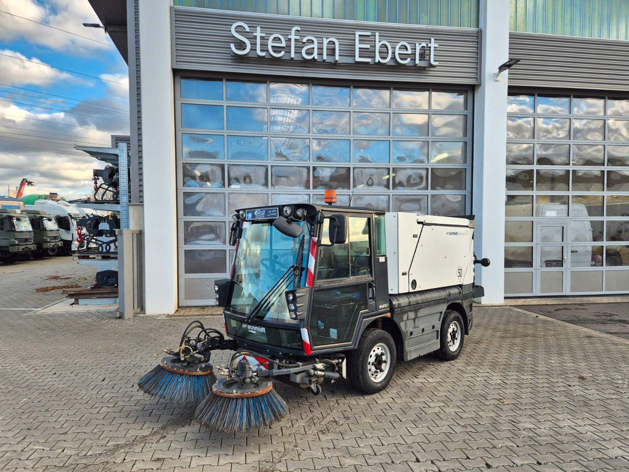 Schmidt Swingo Compact 200+ Klima - Balayeuse de voirie: photos 2 Schmidt Swingo Compact 200+ Klima - Balayeuse de voirie: photos 2