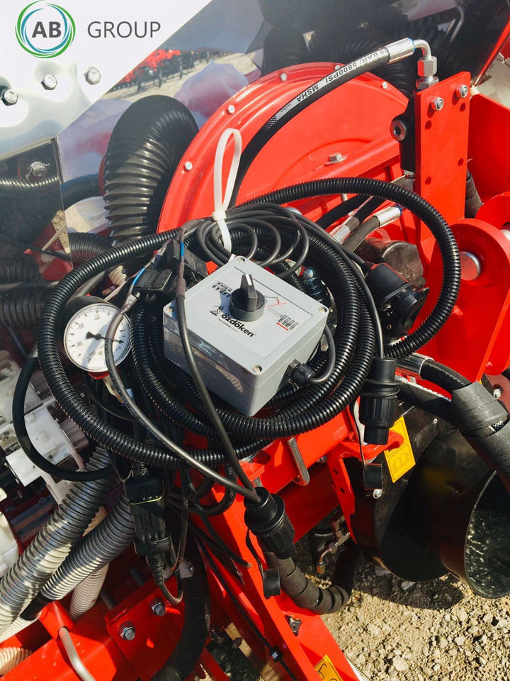 Ozdoken VPKT-DG8 eight-row pneumatic precision seeder with depth fertilization - Semoir monograine: photos 2 Ozdoken VPKT-DG8 eight-row pneumatic precision seeder with depth fertilization - Semoir monograine: photos 2