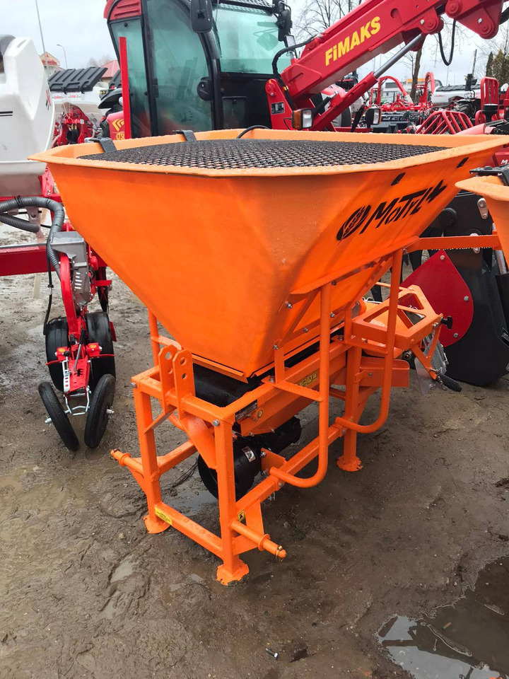 POM Augustów salt and sand spreader with communal attachment Motyl N 31M/1 - Distributeur d'engrais: photos 1 POM Augustów salt and sand spreader with communal attachment Motyl N 31M/1 - Distributeur d'engrais: photos 1