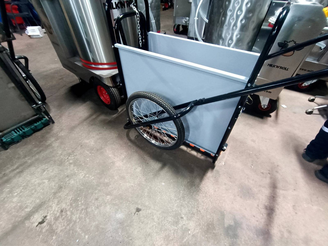 Wózek do przewozu cieląt - Matériel d'élevage: photos 3 Wózek do przewozu cieląt - Matériel d'élevage: photos 3