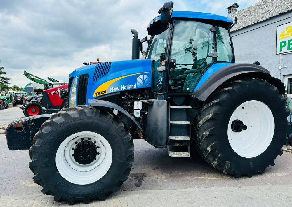 New Holland T8020 - Tracteur agricole: photos 5 New Holland T8020 - Tracteur agricole: photos 5