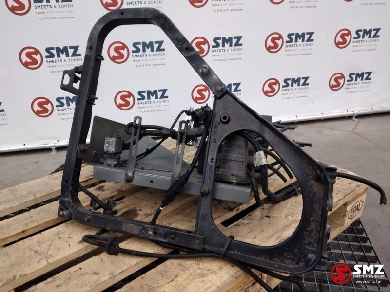 Volvo Occ Spatbordsteun met ventielen Volvo FH12 - Aile pour Camion: photos 1 Volvo Occ Spatbordsteun met ventielen Volvo FH12 - Aile pour Camion: photos 1