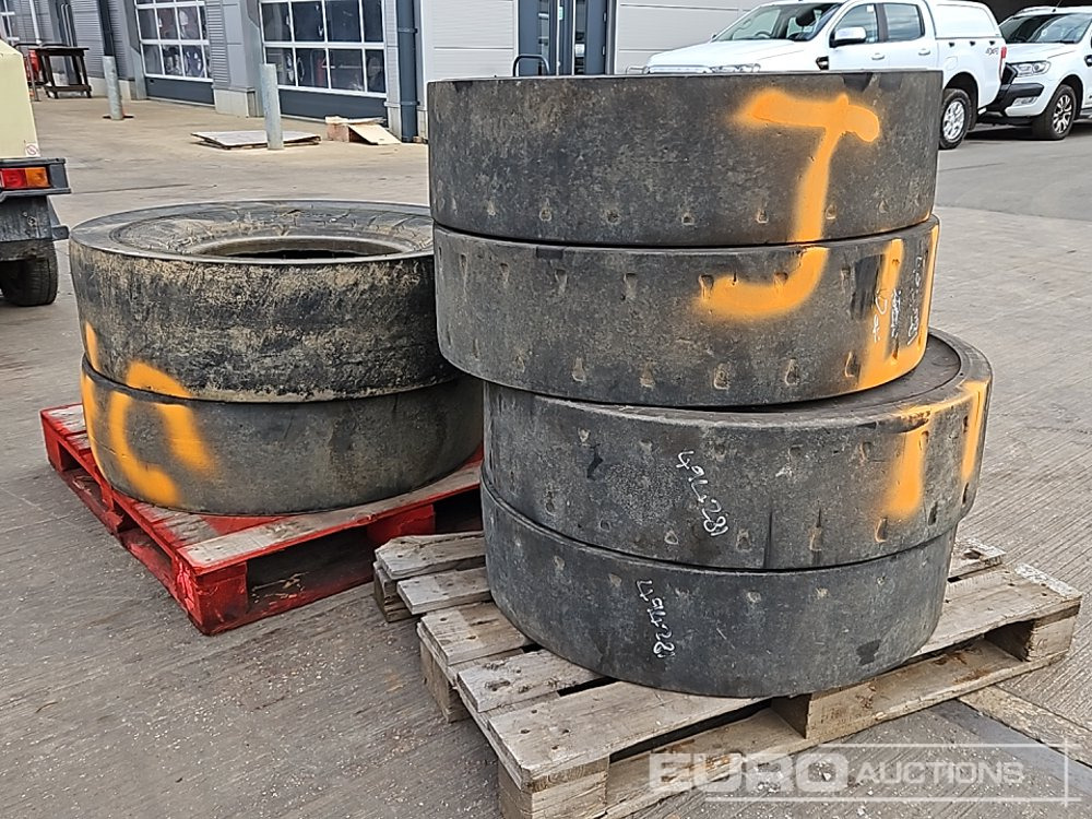 10.00-20 (8 of), 11.00-20 Tyre (2 of) - Pneu: photos 1 10.00-20 (8 of), 11.00-20 Tyre (2 of) - Pneu: photos 1