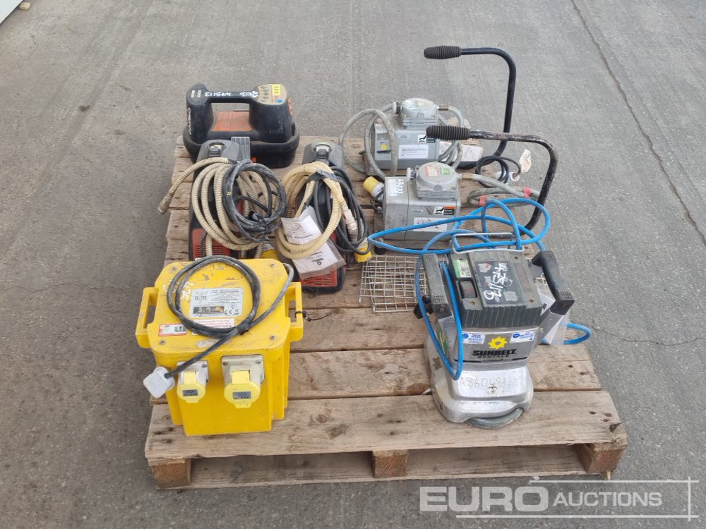 110Volt Transformer, 110Volt Vacuum Pump (4 of), 110Volt Hand Held Floor Sander, Cable Avoidance Tool Signal Detector - Matériel de chantier: photos 5 110Volt Transformer, 110Volt Vacuum Pump (4 of), 110Volt Hand Held Floor Sander, Cable Avoidance Tool Signal Detector - Matériel de chantier: photos 5