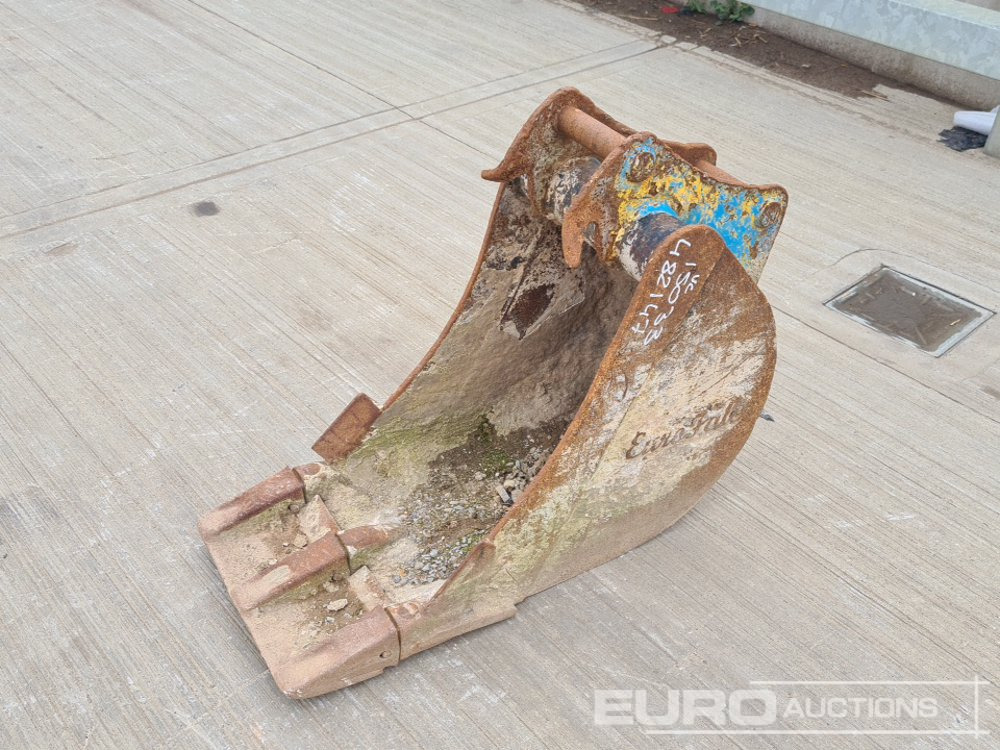 18" Digging Bucket 45mm Pin to suit 4-6 Ton Excavator - Godet: photos 1 18" Digging Bucket 45mm Pin to suit 4-6 Ton Excavator - Godet: photos 1