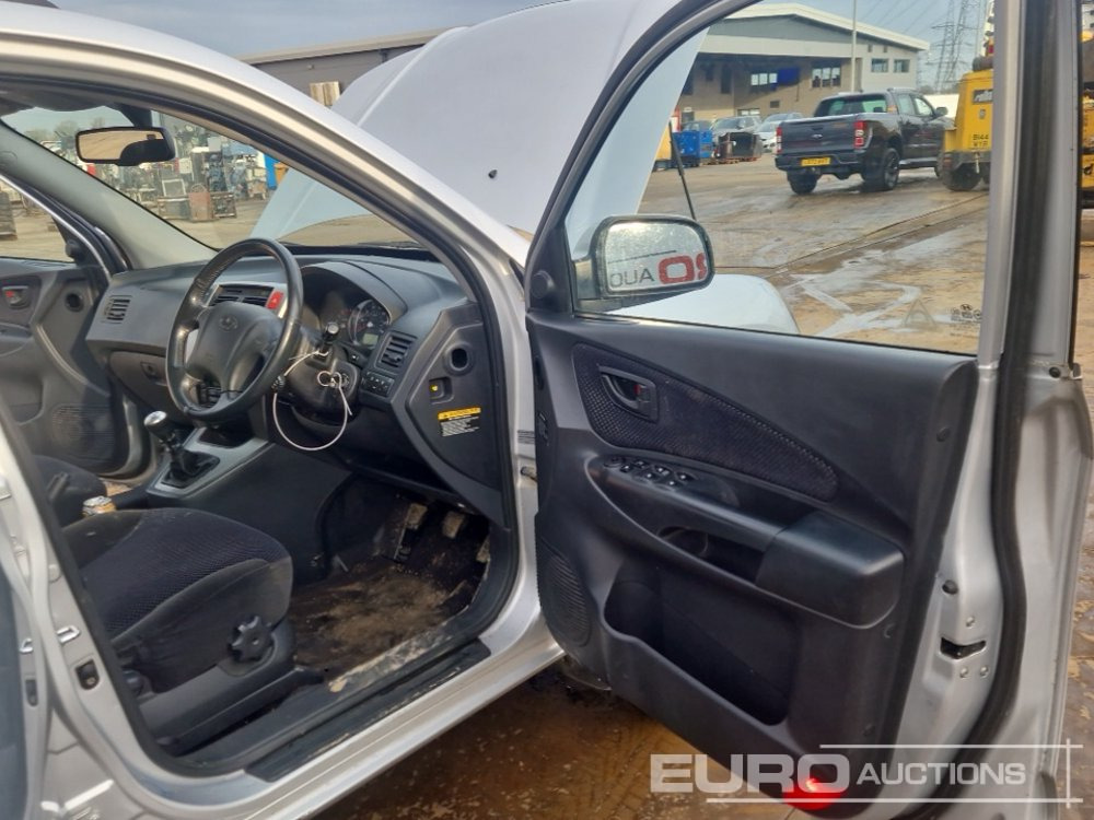 SUV 2010 Hyundai Tucson: photos 25