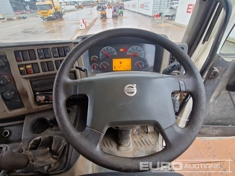 Camion multibenne 2011 Volvo FL240: photos 34