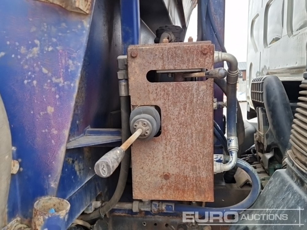 Camion multibenne 2011 Volvo FL240: photos 16