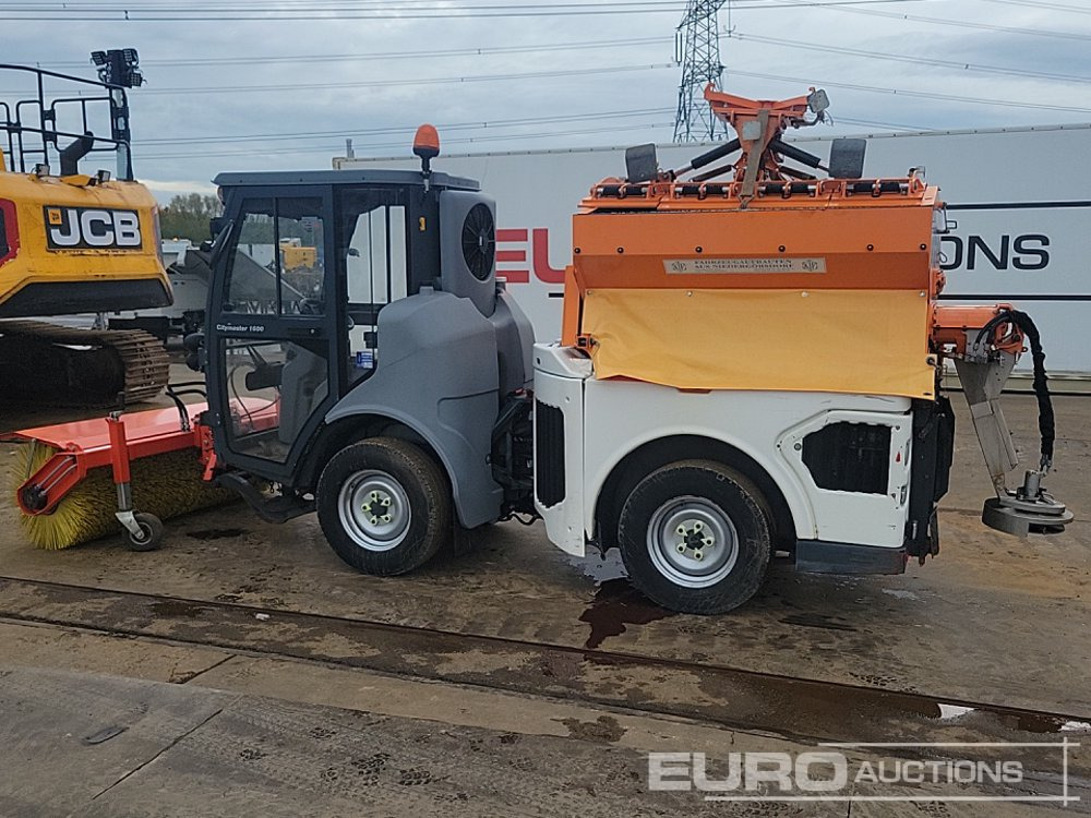 2017 Hako Citymaster 1600 4x2 Compact Gritter, Hydraulic Snow Plough & Sweeper Attachment, Reverse Camera, Automatic Gearbox (Reg. Docs. Available) - Balayeuse de voirie: photos 3 2017 Hako Citymaster 1600 4x2 Compact Gritter, Hydraulic Snow Plough & Sweeper Attachment, Reverse Camera, Automatic Gearbox (Reg. Docs. Available) - Balayeuse de voirie: photos 3