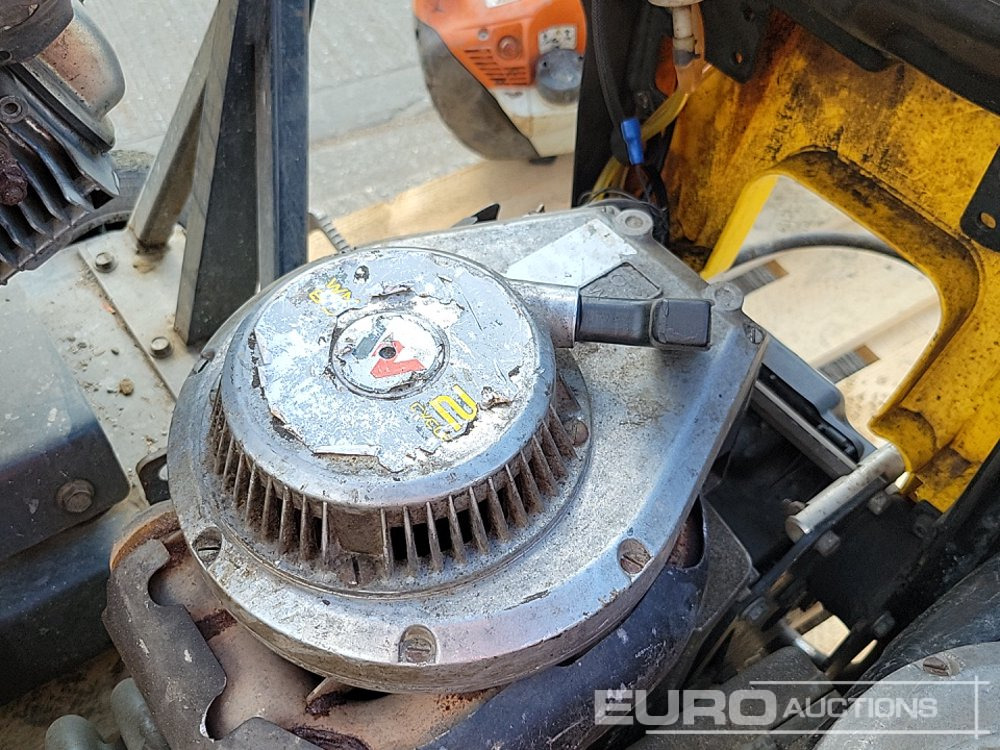 Travaux routiers Belle CSXA01 Petrol Road Saw, Honda Engine, Wacker Neuson BS60-2 Petrol Trench Compactor (2 of), Stihl TS 480i Petrol Quick Cut Saw (2 of): photos 31