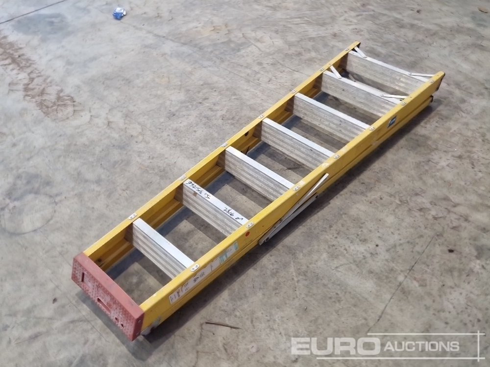 Lyte 8 Tread Fibreglass Step Ladder - Équipement de garage: photos 5 Lyte 8 Tread Fibreglass Step Ladder - Équipement de garage: photos 5