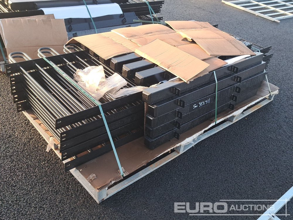 Unused 20m Bow / Round Top Powder Coated Steel Fencing, 10x2m Panels, 11 Posts - Machine agricole: photos 1 Unused 20m Bow / Round Top Powder Coated Steel Fencing, 10x2m Panels, 11 Posts - Machine agricole: photos 1