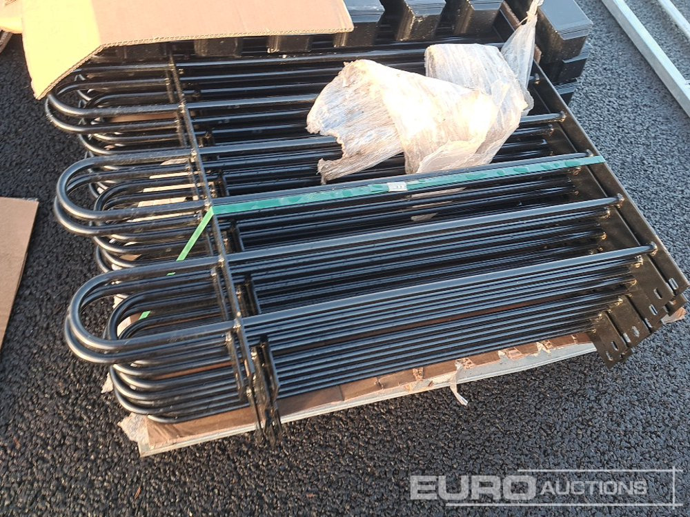 Unused 20m Bow / Round Top Powder Coated Steel Fencing, 10x2m Panels, 11 Posts - Machine agricole: photos 5 Unused 20m Bow / Round Top Powder Coated Steel Fencing, 10x2m Panels, 11 Posts - Machine agricole: photos 5