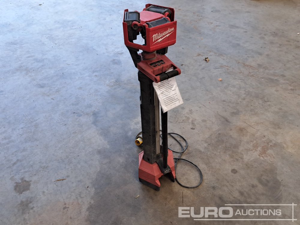 Milwaukee Dual Power LED Stand Tower Light (No Battery) - Matériel de chantier: photos 1 Milwaukee Dual Power LED Stand Tower Light (No Battery) - Matériel de chantier: photos 1