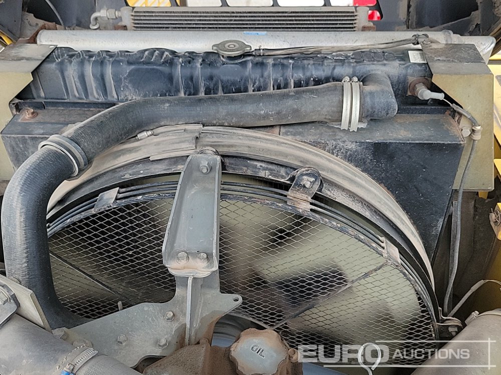 Pelle sur chenille New Holland E385: photos 49